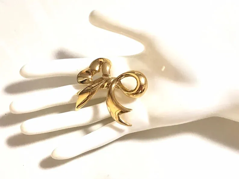 Vintage Nina Ricci golden bow brooch. Must have vintage jewelry piece back in the old era. 0406101